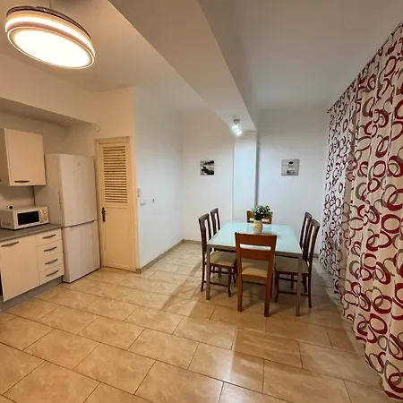 L13 - 5 Bedrooms 2 Baths, Very Large By The Sea 阿利坎特