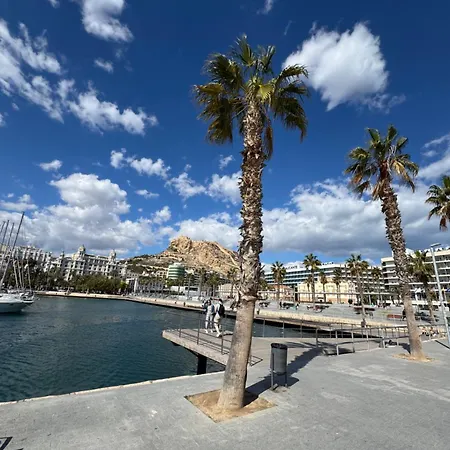L13 - 5 Bedrooms 2 Baths, Very Large By The Sea 公寓 *